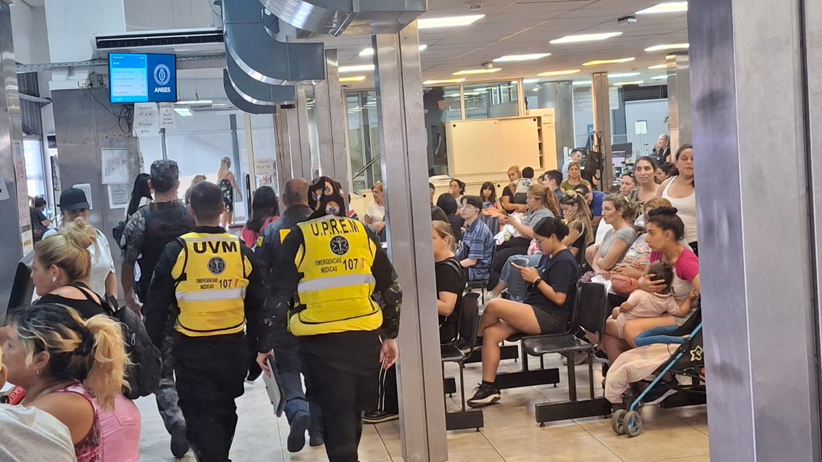 leoguevara80's tweet photo. #URGENTE #AHORA jubilado desesperado se tiró combustible encima y se quiso prender fuego porque no pudo obtener una ayuda económica de Anses "dijo que estaban con una situación económica complicada" Las oficinas estaban repletas de gente. Movil @radiomitrecba. https://t.co/dDVirEYHCs