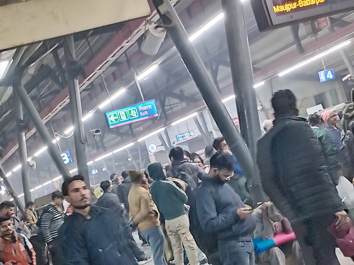 theburlyhemant's tweet photo. @OfficialDMRC 
Welcome Metro Station (Red Line) Platform No 3 &amp; many more metro stations are treating like this.
#CleanDelhi #CleanIndia 🙏🏼🙏🏼 https://t.co/Kr32cLuyfR