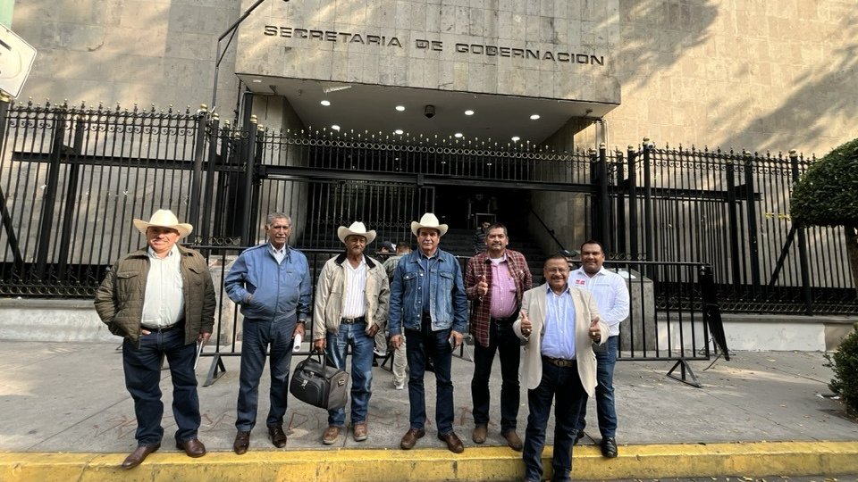 IMER_Noticias's tweet photo. 🚛📄 Autoridades y representantes del #FNRCM y del sector transportista acordaron acciones para reforzar la seguridad en carreteras, garantizar el libre tránsito y fortalecer la coordinación interinstitucional.
🔎 Lee la nota completa: 👇
https://t.co/TaWF22eNKa https://t.co/QbyjPFMTkm