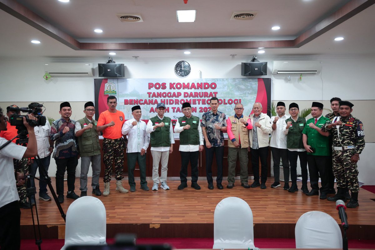 Hari ini, Kamis (18/12), di Pos Komando Tanggap Darurat Bencana Hidrometeorologi Aceh 2025, saya kembali menyerukan bahwa kerja kemanusiaan hanya akan efektif jika semua bergerak dalam satu koordinasi yang utuh.

NU Peduli hadir dengan posko-posko induk di Aceh, Sumatera Utara,