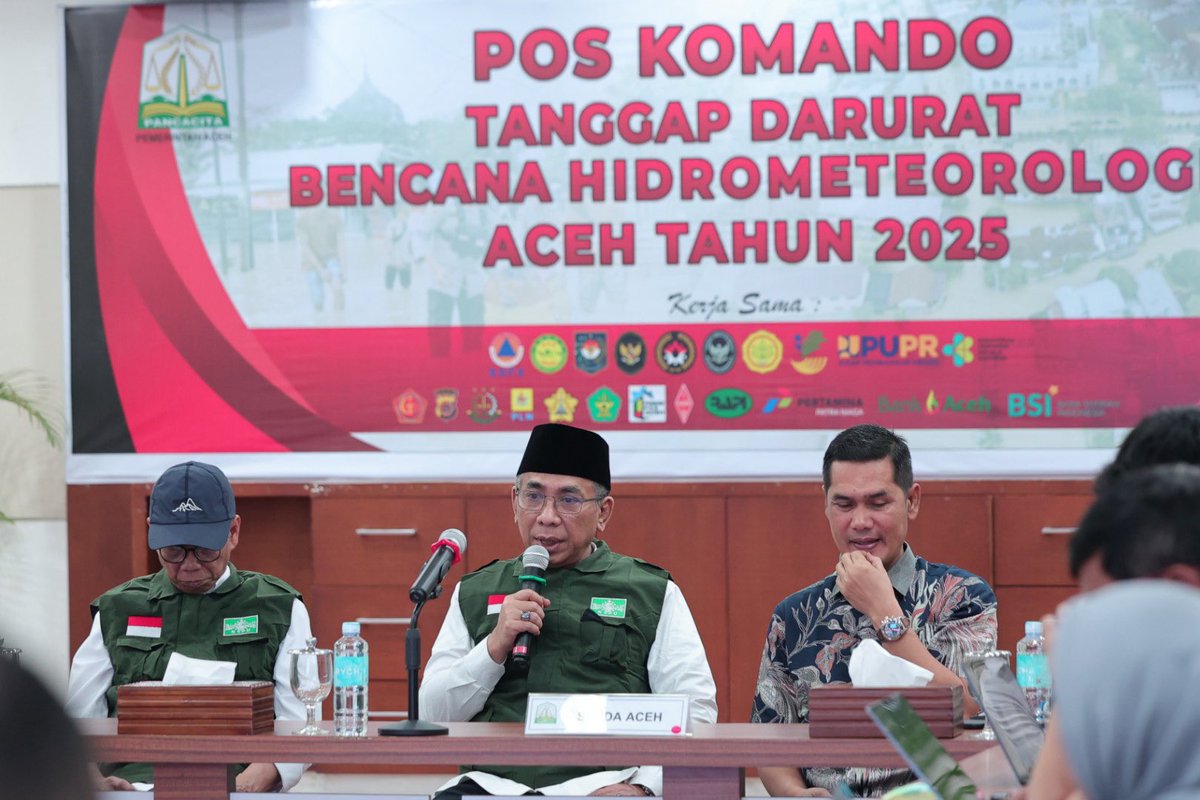 YahyaCStaquf's tweet photo. Hari ini, Kamis (18/12), di Pos Komando Tanggap Darurat Bencana Hidrometeorologi Aceh 2025, saya kembali menyerukan bahwa kerja kemanusiaan hanya akan efektif jika semua bergerak dalam satu koordinasi yang utuh.

NU Peduli hadir dengan posko-posko induk di Aceh, Sumatera Utara, dan Sumatera Barat, menggerakkan relawan lintas Banom, tenaga medis, serta logistik yang dihimpun bersama. Di lapangan, yang paling dibutuhkan adalah percepatan aksi.

Karena itu saya meminta Satgas NU Peduli terus berkoordinasi secara sistematis dengan seluruh unsur pemerintah, agar bantuan tepat, cepat, dan benar-benar sampai hingga pelosok terdampak.

Dalam keadaan apa pun, jam’iyah NU tidak punya alasan untuk absen dari khidmah kemanusiaan. Di sinilah NU berdiri: hadir, bekerja, dan menyatukan ikhtiar.