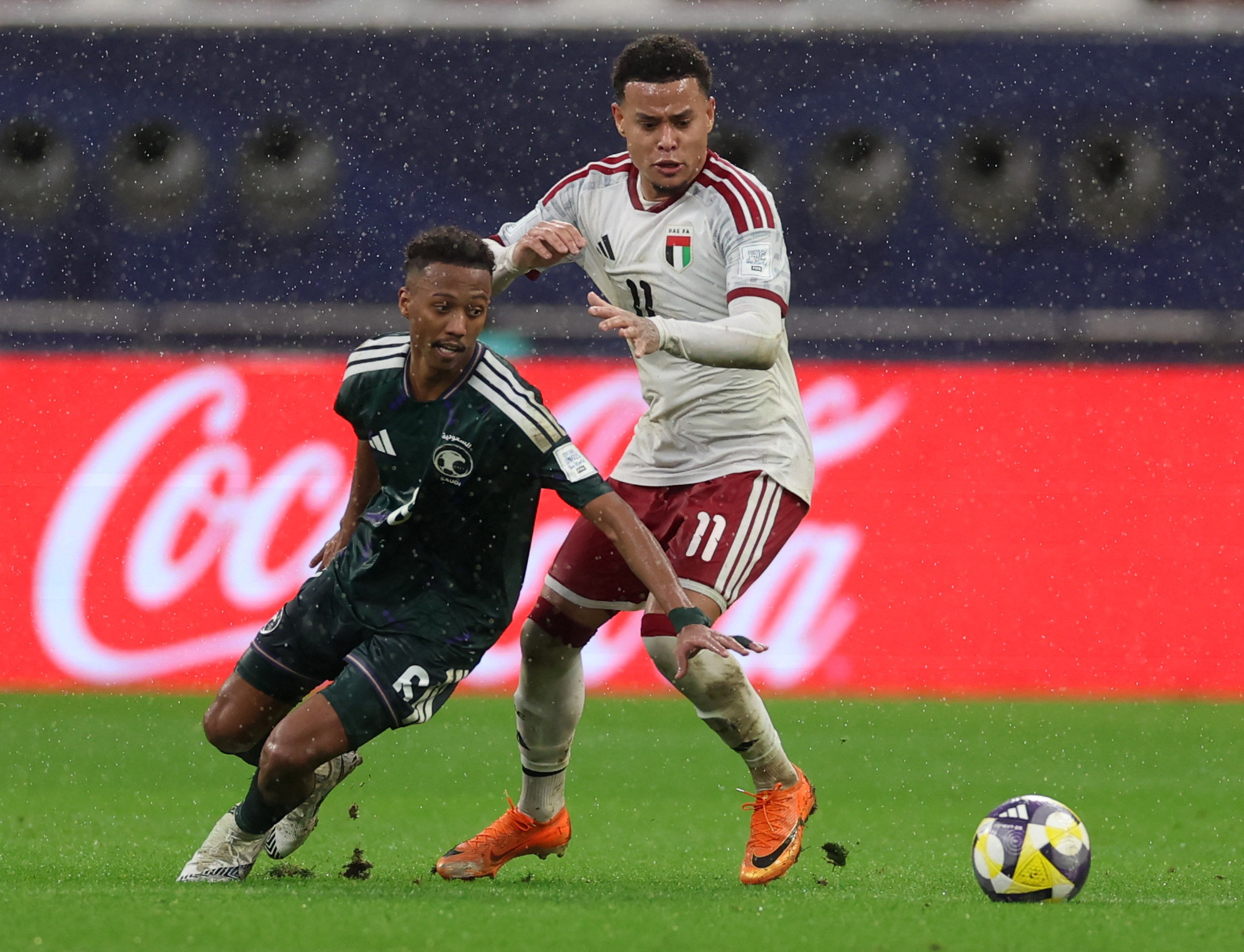 أبوظبي الرياضية: "فيفا" يمنح الضوء الأخضر لاستكمال قمة الإمارات السعودية ومدربو المنتخبين يرفضون النزول للملعب بسبب سوء الأرضية #كأس_العرب 