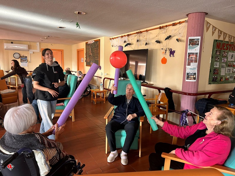 Estudiantes y mayores de la residencia La Solana continuarán carteándose tras el éxito del amigo invisible sobrarbedigital.com/estudiantes-y-… a través de <a href="/SobrarbeDigital/">Sobrarbe Digital</a>