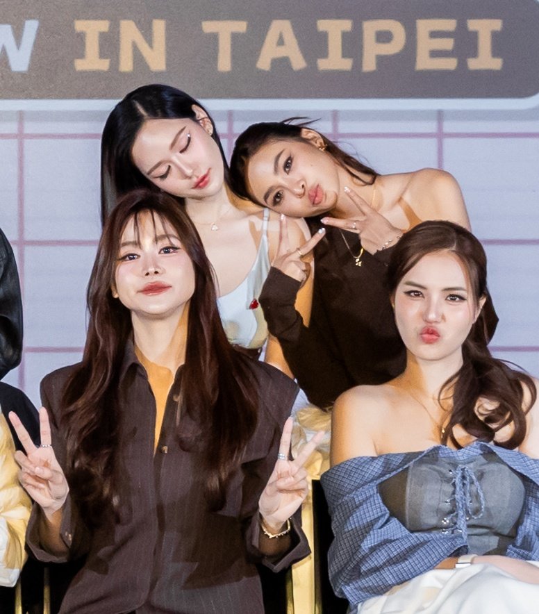 pinqbzt's tweet photo. หัวจุ่มกันอยุ่สองคนน คลั่งรักม้ากมั้ยยค้าบบ 🫳🏻🫳🏻😽

 𓈒♥️    ࣪   ♡︎ ꒰ #จ๊าบหลิน #JabLin ꒱  𓏵  🐘 https://t.co/TeoCnAT1tn