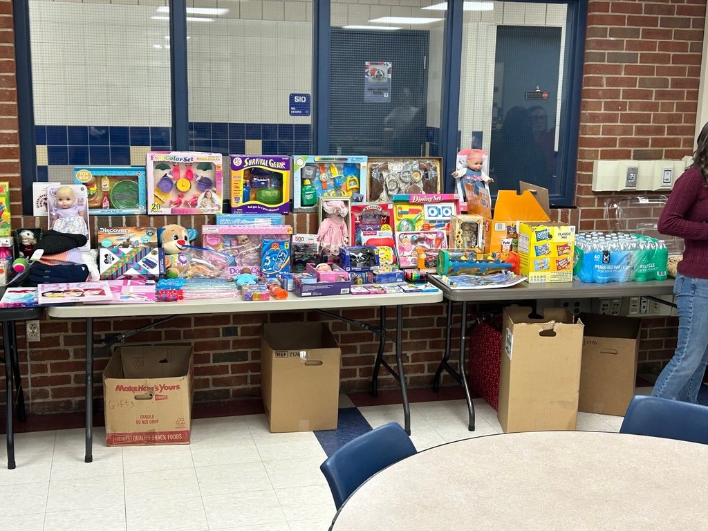 MPASDVikings's tweet photo. The MP Student Council spread holiday cheer in a BIG way!
Our Christmas Toy Drive served 90 families and gave away $5,000+ in toys.

Face painting, play stations, and coloring—run by our amazing students—made it a fun day for everyone. Huge thanks to our generous sponsors! ❤️�� https://t.co/006SGJkpHZ