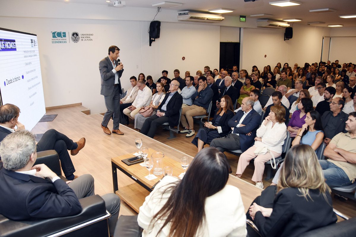 sedici_unlp's tweet photo. Ayer, 17 de diciembre, asistimos al acto de cierre de gestión del decano de la @economicas_unlp, Eduardo De Giusti. En la ocasión, los equipos de gestión que lo acompañaron en las distintas secretarías y dependencias expusieron el trabajo realizado en estos últimos 8 años. https://t.co/5Lo3LtLO2Y
