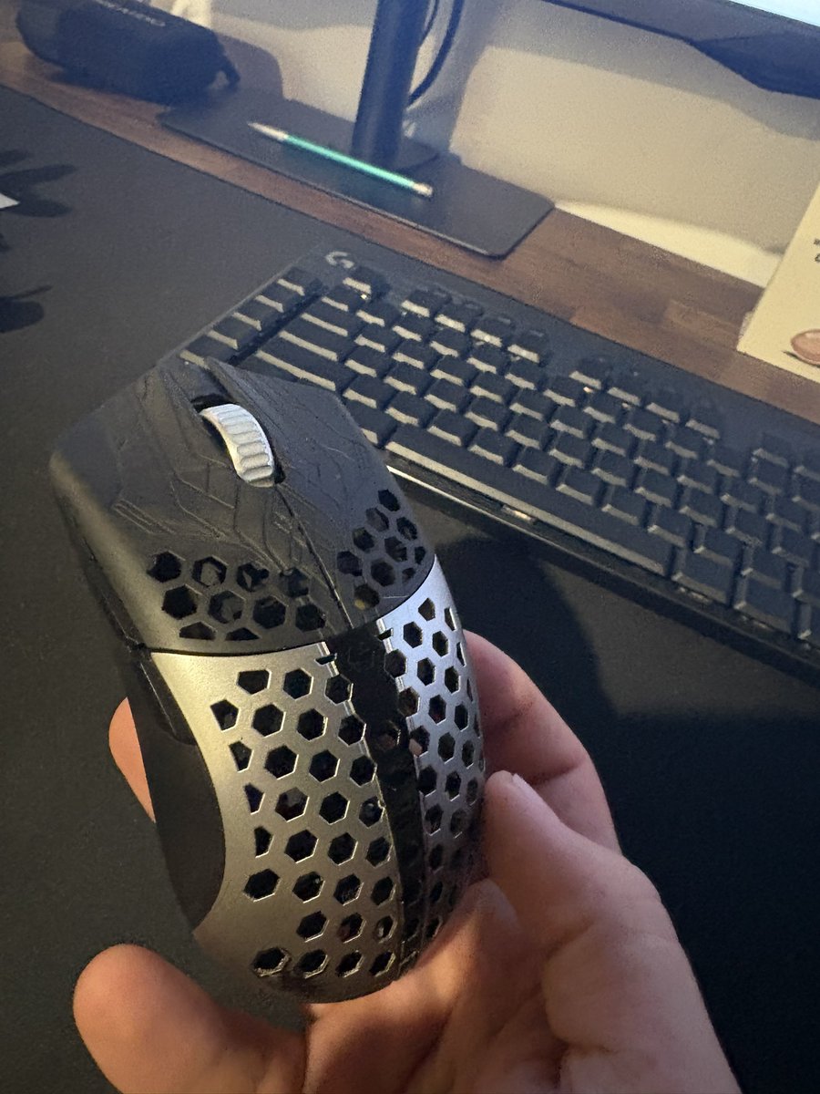 NachoCustomz's tweet image. Graphite and silver ulx with Magnesium hump. 😄 before and after