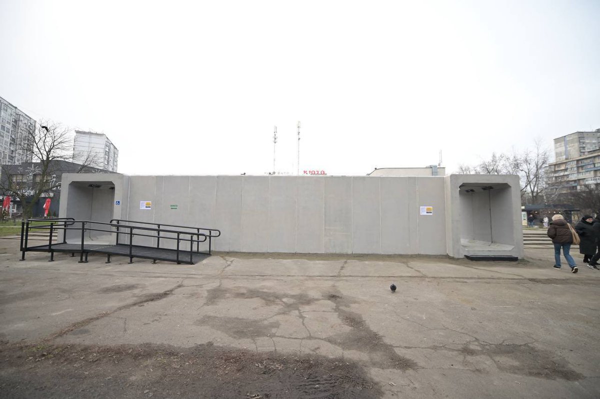 tymur_tkachenko's tweet image. Сьогодні в Києві встановили перше мобільне укриття. Нарешті. Після стількох років буквально боротьби за кожне рішення, яке наближало цей момент.

Деснянський район, Лісовий масив. Тут ситуація зі сховищами для містян чи не найскладніша. В районі є дефіцит захисних споруд, як і по…