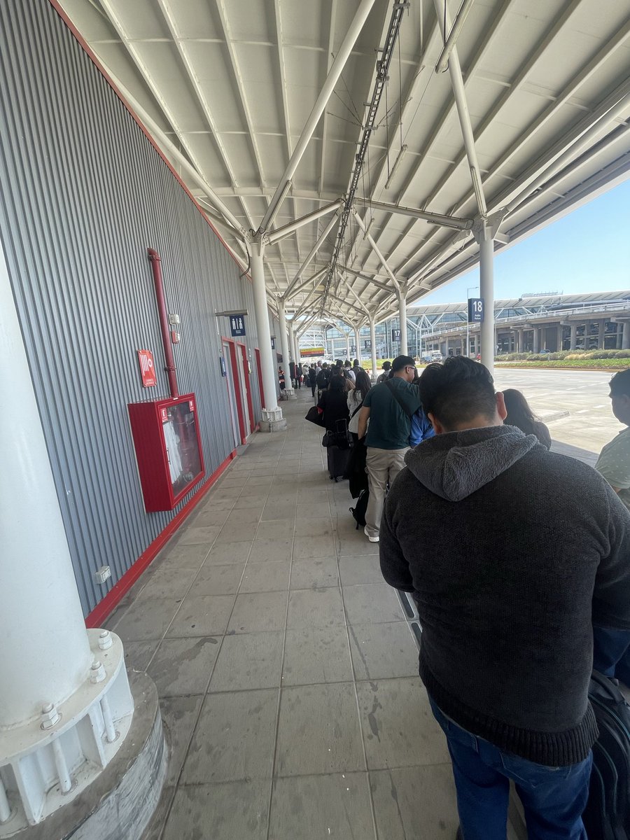 panchoparrav's tweet photo. Una vergüenza el servicio de buses de @turbus @turbuschile a stgo! Como es posible que permitan que un concesionario funcione de esta forma. @AeropuertoStgo @nuevopudahuel https://t.co/ZJkQaJnfCU
