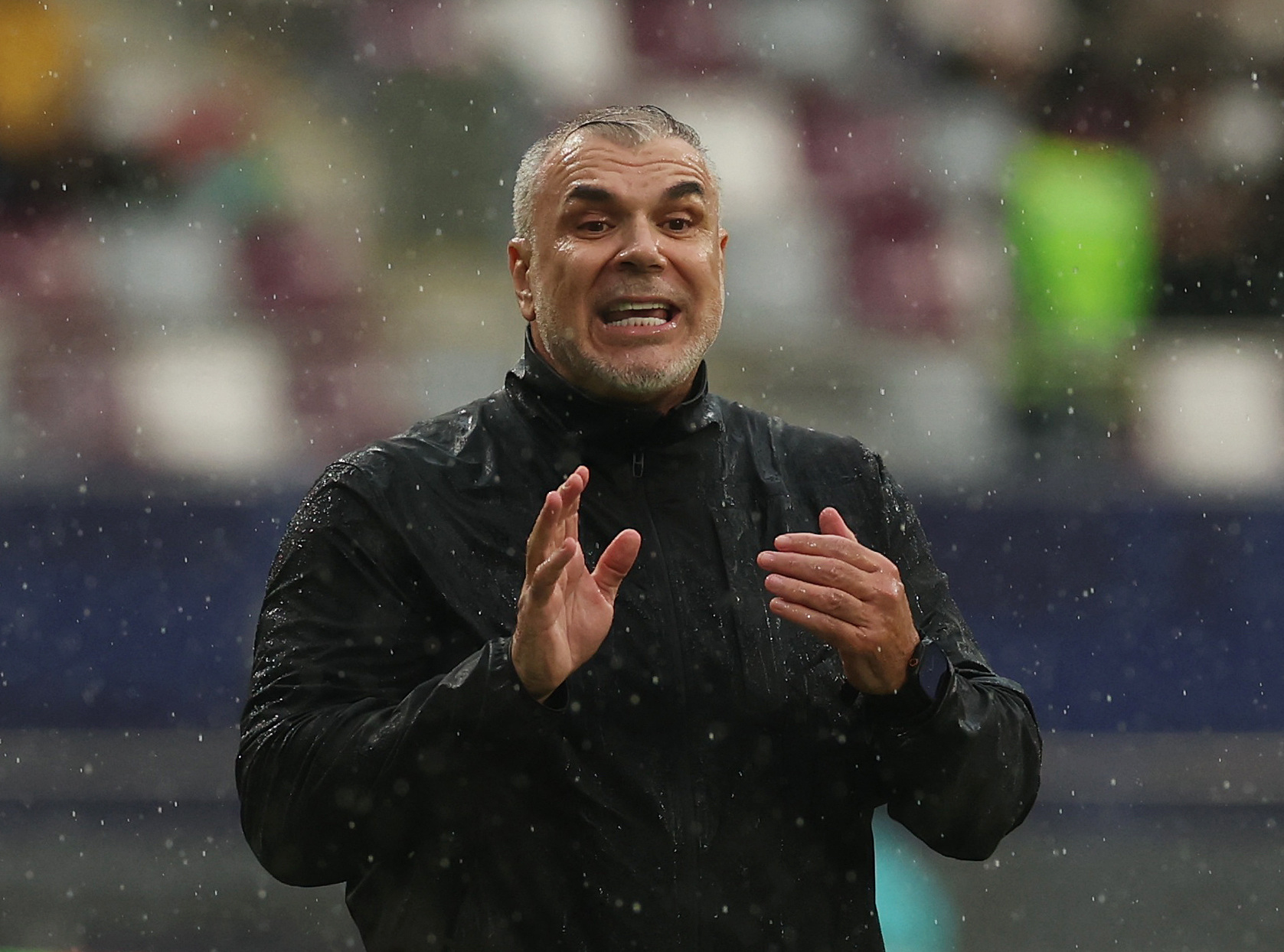 قنوات الكاس (تقارير غير رسمية): "فيفا" يتجه لإنهاء مباراة تحديد المركز الثالث بين الإمارات و السعودية رسمياً خوفاً من مخاطر البرق والرعد على سلامة اللاعبين #كأس_العرب 