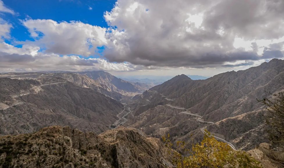 صور .. مرتفعات الباحة تتوشّح بالضباب والغيوم في مشاهد شتوية آسرة.. منطقة الباحة تتميز بتنوّعها البيئي والمناخي، وبارتفاعاتها التي تتجاوز 2.000 متر عن سطح البحر في عددٍ من المواقع. 