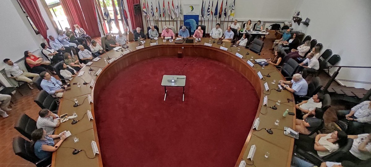 cintendentesuy's tweet image. En este momento se realiza la Reunión de Directores de Tránsito en la sede del Congreso de Intendentes. Se analizan procedimientos del Permiso Único de Nacional de  Conducir #Punc, multas de tránsito y empadronamientos de vehículos.