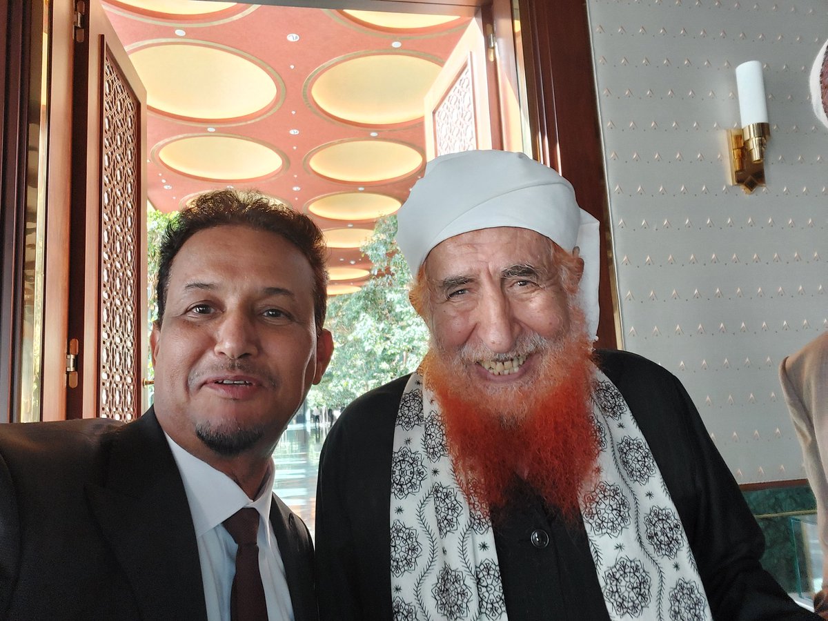 رحم الله شيخنا، العلامة العابد المجاهد، عبد المجيد #الزنداني. هذه صورة لآخر لقاء لي معه داخل القصر الرئاسي في العاصمة التركية أنقرة في شهر أغسطس 2023. "وفي الليلة الظلماء يُفتقَد البدر".