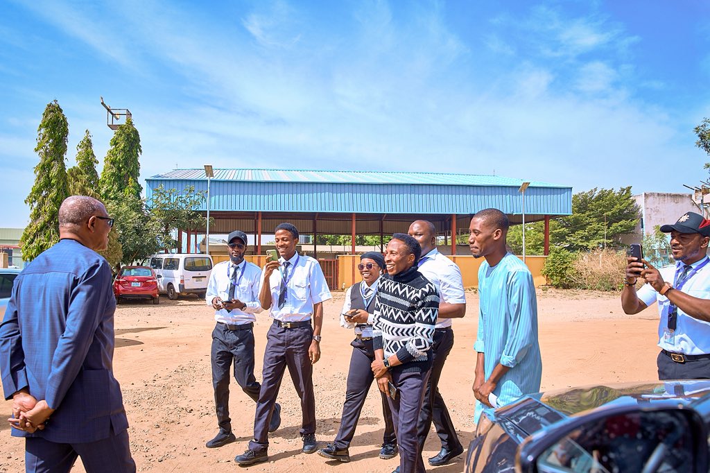 EstherUmoh10's tweet photo. Peter Obi and aviation students in Zaria. https://t.co/VBSqPFUtBQ
