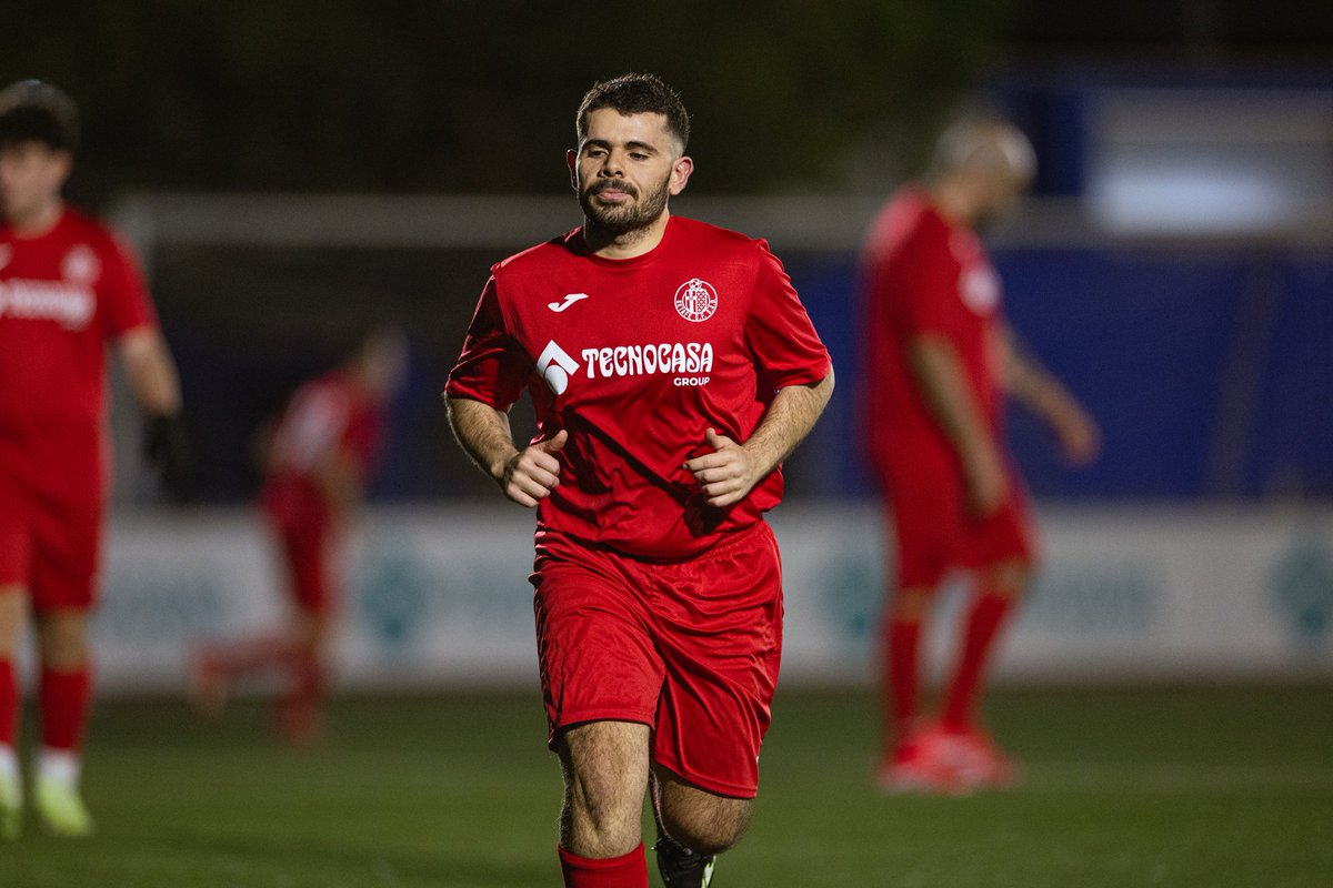 Borjamv3's tweet photo. Parece broma pero no lo es

Ayer vestí la azulona (roja) en la Ciudad Deportiva del Getafe, donde ahora juega el filial. Corriendo la banda durante 80' por primera vez en fútbol 11. Impresiona https://t.co/yHojuA2PNQ