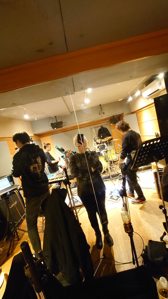 BACKLASH_info's tweet photo. BACKLASH、年内最後のスタジオでした✌️1/24のセトリは確定〜👌😎

て事で今日の写真をどうぞ✨気付けば何だか皆黒系の服だな〜と思った1枚です😇 https://t.co/IQltR4zDFO