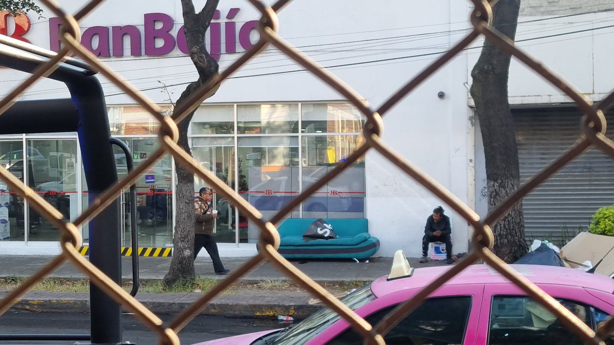 chiomonay's tweet photo. @OVIALCDMX @evelyn_parraA @A_VCarranza @SSC_CDMX Inseguridad, ni para entrar al banco invasión de banqueta; suciedad total puede defeca ahí. Por favor hagan algo para retirar a personas en situación de calle. Av congreso de la unión 6 Mag. Mixuca https://t.co/HxfoeCI0hf