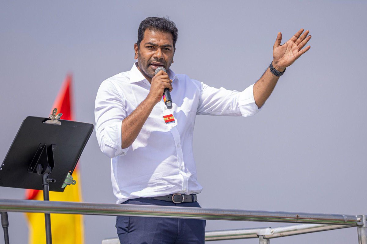 AadhavArjuna's tweet photo. மக்கள் விரும்பும் முதல்வர் வேட்பாளர், நம் வெற்றித் தலைவர் அவர்களின் ஈரோடு மாவட்ட மக்கள் சந்திப்பு, அதிகாரத்தின் வலிமையை அசைத்துப் பார்த்திருக்கிறது. மக்களின் உரிமைகளை, அவர்களுக்கு நியாயமாகக் கிடைக்க வேண்டிய நலத்திட்டங்களை எல்லாம் பல்வேறு வகைகளில் இழிவுபடுத்தி வரும் மாண்புமிகுக்களுக்கு எதிராக, 'என் மக்கள் மானத்தோடு, மரியாதையோடு, கௌரவத்தோடு வாழ வேண்டும். என் மக்கள் யாருக்கும் கீழே கிடையாது' என்று சாட்டை சுழற்றியிருக்கிறார் நம் மக்கள் தலைவர்.

கொள்கை விளம்பரத்திற்கு ஒருபக்கம், பேசும் மேடைகளில் மறுபக்கம் என எல்லா விதத்திலும் தந்தை பெரியாரை இழிவுபடுத்திவரும் ஆதிக்க கூட்டத்தை, மக்களும் பெரியாரைக் கொள்கைத் தலைவராகக் கொண்டுள்ள தமிழக வெற்றிக் கழகமும் பார்த்துக்கொண்டு சும்மா இருக்க மாட்டோம். 'தீயசக்தி' திமுக-வின் ஆணவ அரசியலுக்கு தமிழக மக்கள் முற்றுப்புள்ளி வைக்கத் தயாராகிவிட்டனர். உண்மையான மக்களாட்சியையும், மக்களில் ஒருவரான நம் கழகத் தலைவரையும் தேர்ந்தெடுக்க உறுதியெடுத்துவிட்டனர். கழகத் தலைவர் அவர்கள் கூறியபடி, 'நாம் எப்பொழுதுமே மக்கள் பக்கம்தான். அதேமாதிரி, மக்களும் இனி எப்போதும் நம் பக்கம்தான்!'
1/3