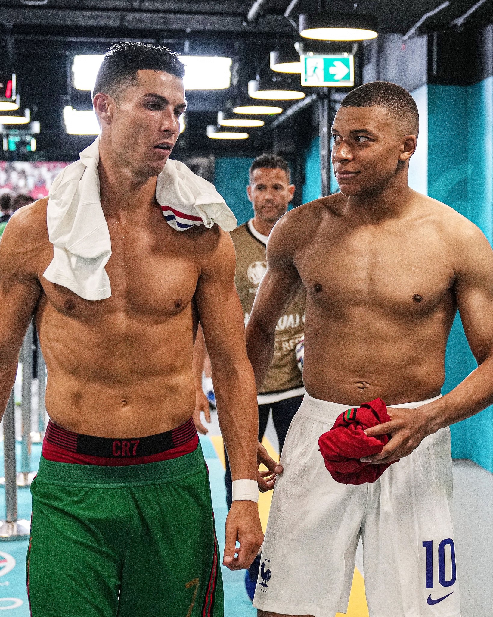 بحسب TNT | كيليان مبابي يبتعد هدفًا واحدًا فقط عن معادلة رقم كريستيانو رونالدو القياسي كأكثر لاعب تسجيلًا للأهداف في سنة ميلادية واحدة بقميص ريال مدريد (59 هدفًا في عام 2013).. لدى ريال مدريد مباراة واحدة فقط متبقية هذا العام 