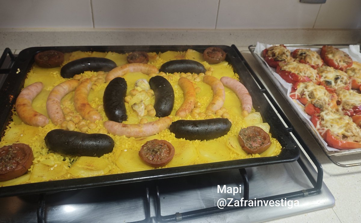 Zafrainvestiga's tweet photo. .. Pues eso, que la #MiradaMatemática también "se puede comer" 😉 en forma de #arrozalhorno y #pimientosrellenos
Simetria de morcillas, tomates y salchichas
Matriz 3x4.. https://t.co/kByPyACLOr