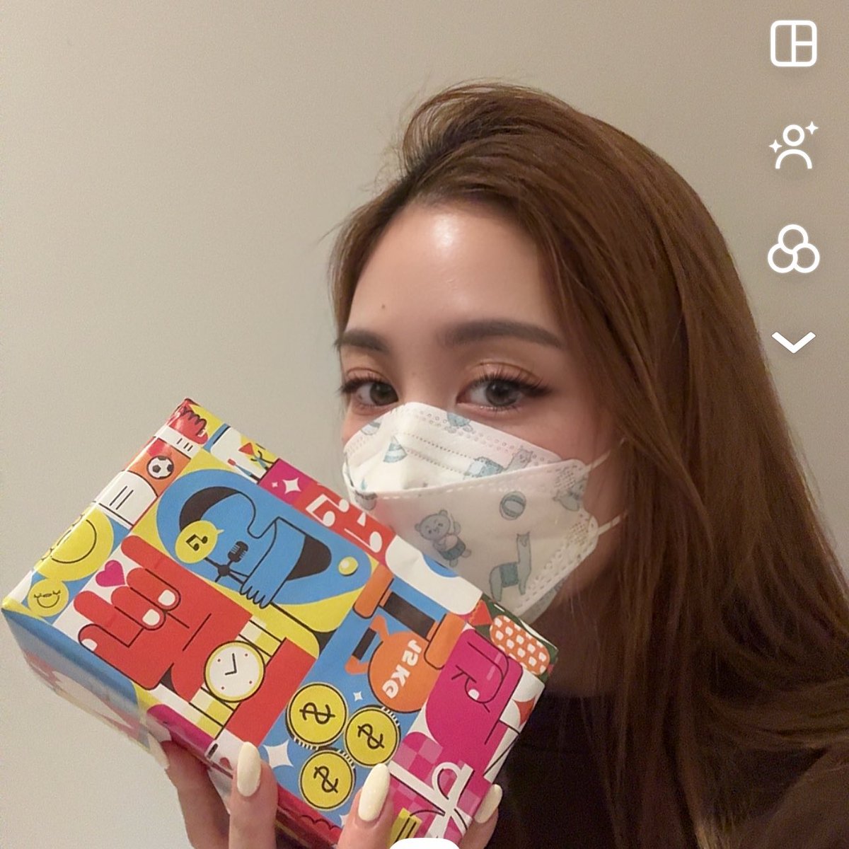 Memibae11's tweet image. พรุ่งนี้ได้เจอกันแล้วนะคะทุกคน มี่ตื่นเต้นมากๆวันนี้ไปซ้อมใหญ่แล้สก็รีบไปบล็อคกิ้งต่อจนหยิบแมสเด็กมาใส่แทน และค้นพบว่าแมสเด็กใส่กระชับสบายมาก แต่นั่นไม่ใช่ประเด็นเพราะหนูได้ของขวัญมาให้ผู้โชคดีพรุ่งนี้ด้วยนะคะ แม้จะรักทุกคนแต่เสียดายของชิ้นนี้ทีแค่อันเดียว…