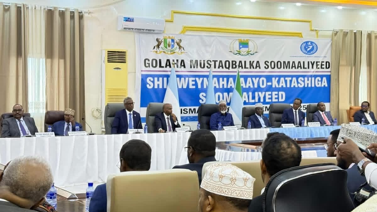 CAKU IYO SIYAASAD!

Shirarkii Kismaayo ka dhici jiray 2019kii, waxaan is arki jiray anigoo ka xanaaqsan. Shirka maanta ka furmay waxaan is arkay anigoo ku faraxsan. 

Madaxwayne Xasan Sheekh, bil ka hor markuu Kismaayo u safrayay intuusan Xamar ka dhoofin waxaa laga codsanayay