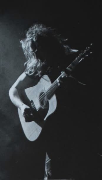 Bientôt la tournée Anniversaire de mes 40 ans de scène 🤟🔥❤️🎩
En 2026/27 en tournée braz des 40 ans de scène et ça commencera à Quimper le 15 Janvier 2026 au Ceili 🕺🔥❤️🎩
L’occasion de revenir sur des photos qui date comme celle ci de 1995 je pense . En mode chevelu 🤟