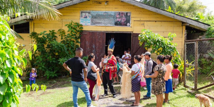 ReporteYa's tweet photo. #18Dic #Waraos 
Refugio warao en bosques de Trinidad ante nuevas tensiones

Grupos de indígenas warao, provenientes del delta del Orinoco, han encontrado un refugio discreto en los bosques de Trinidad para escapar de la inseguridad y las tensiones derivadas de la crisis en Venezuela, según testimonios y reportes locales.

Estas familias, tradicionalmente asentadas en zonas ribereñas, cruzaron en busca de calma y estabilidad. Sin embargo, muchas quedaron en áreas rurales sin acceso pleno a servicios básicos, educación o empleo formal.

Los warao explicaron que eligieron zonas naturales para protegerse y evitar conflictos urbanos, además de mantener prácticas culturales y un estilo de vida más cercano a su identidad. Aun así, viven en refugios improvisados y en condiciones ambientales que limitan su calidad de vida.

Organizaciones sociales advierten que la falta de infraestructura sanitaria, alojamiento adecuado y alimentos aumenta la vulnerabilidad de estas comunidades. Activistas y defensores de derechos humanos piden una respuesta coordinada entre Trinidad, Venezuela y organismos internacionales para garantizar acceso a servicios esenciales.

Líderes warao señalan que preservar tradiciones ancestrales ha sido clave en su decisión de asentarse en el bosque, aunque reconocen las dificultades. ONG ya proyectan planes de apoyo con alimentos, medicinas, agua potable y educación para niños.

Expertos en migración destacan que este fenómeno refleja la complejidad de los desplazamientos forzados, donde se entrelazan razones culturales, de seguridad y económicas - @Elpublicotv