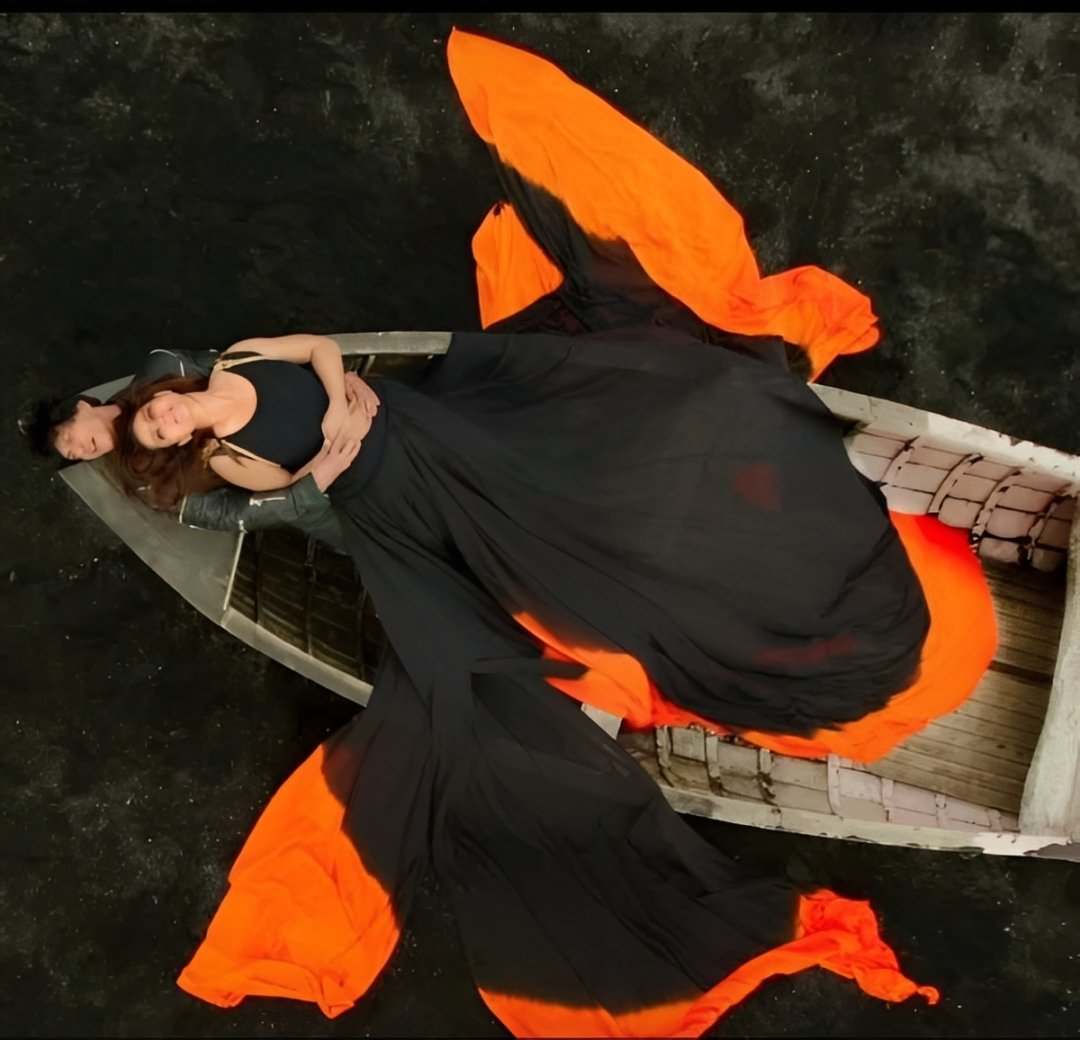 The cinematography of #Gerua... Breathtaking... Best till date!
💖 <a href="/iamsrk/">Shah Rukh Khan</a> ❤️ <a href="/itsKajolD/">Kajol</a> 
#10YearsOfDilwale