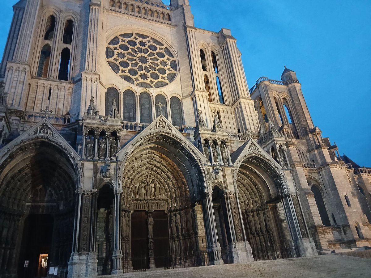 ゴシック様式とロマネスク様式の融合、 浮かび上がる聖母マリア像の