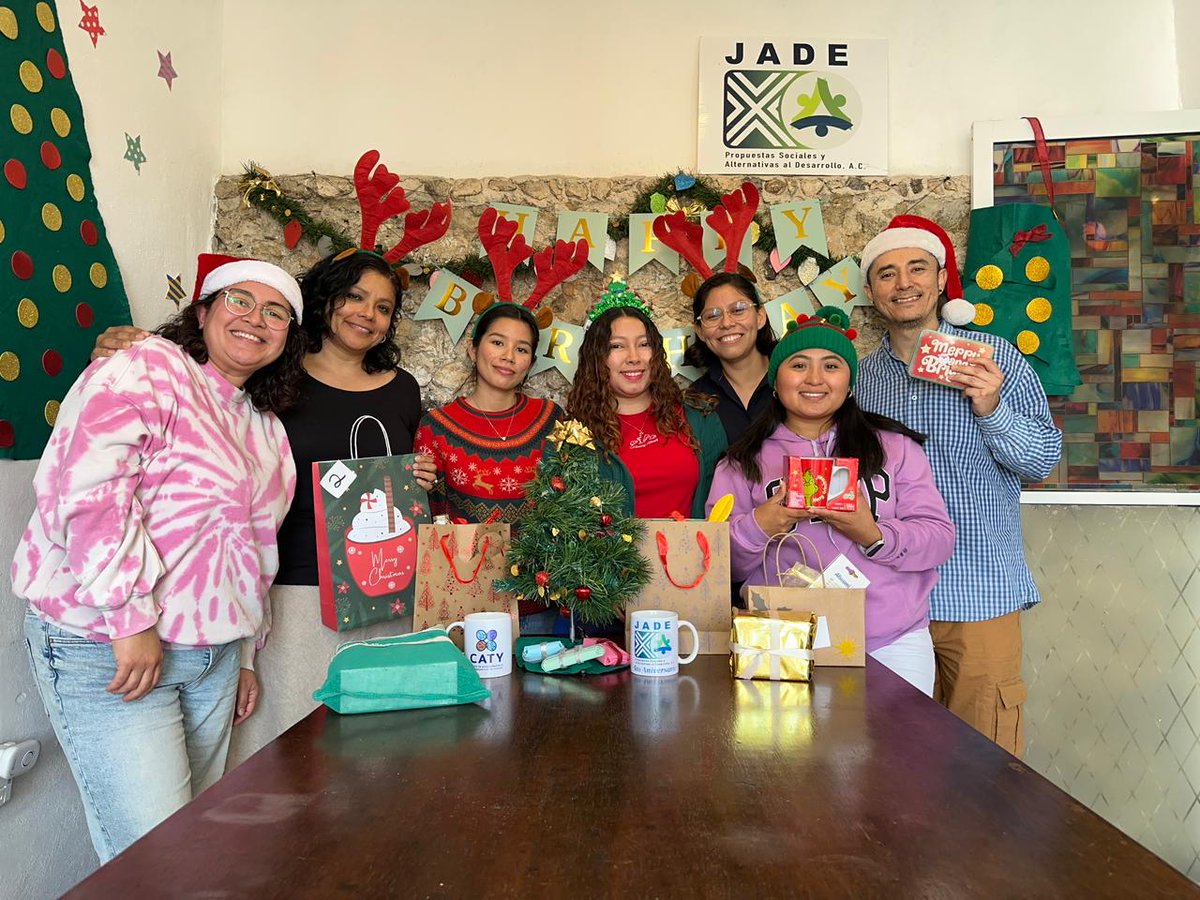 🎉 Ayer tuvimos nuestra posada con la equipa 💜
Un espacio para convivir, reír y compartir, donde disfrutamos de la dinámica de roba regalo y pasamos un momento muy divertido 🎁.

#Posada #Equipa #Convivencia #JadeSociales #SomosCATY