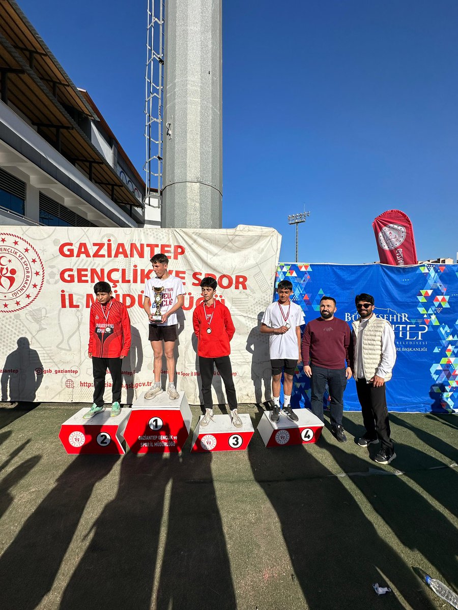 harunesen27's tweet photo. 🇹🇷Gaziantep’imizin Kurtuluş Koşusu kapsamında Atletizm Etkinliği başarıyla düzenlenmiştir. 🏆🥇🥈🥉
Şehrimizin kurtuluş ruhunu sporla buluşturan bu anlamlı organizasyon, gençlerimizin ve sporcularımızın yoğun katılımıyla coşku içinde gerçekleşmiştir.

Kurtuluş Kupası için;🏆
başta Gaziantep Valimiz Sn Kemal Çeber, 
Büyükşehir Belediye Başkanımız Sn Fatma Şahin,
İl Milli Eğitim Müdürümüz Sn Önder Arpacı ve Gençlik Spor İl Müdürümüz Sn Numan Nafiz Şahin
olmak üzere emeği geçen tüm paydaşlarımıza gönülden teşekkür ederiz.

Bu değerli etkinliğin, Gaziantep’te spor kültürünün güçlenmesine ve kurtuluş bilincinin yeni nesillere aktarılmasına katkı sunmasını temenni ederiz. ✨✨⚡️⚡️🇹🇷

@FatmaSahin @BBozgeyik_27 @kemalcebervali @Numannafizsahin @gantepvaliligi @mustafaozdaldr @GbbGenclikSpor  @Dr_Onderarpaci 

#sporşehrigaziantep #gaziantepinkurtuluşu #25aralıkgaziantepinkurtuluşu #25aralık1921 

🇹🇷Kurtuluş Tarihimiz;
17 Aralık 1918 tarihinde İngilizler Antep’e girer. Bir yıl süren bu işgale Fransızlar tepki göstermiş, 1918 Eylül´ünde yapılan İngilizlerin Musul üzerindeki “Nezaret Hakkı”ndan vazgeçmeleri ile önce Suriye daha sonra Antep, Urfa ve Maraş boşaltılmıştır. Bunun ardından Fransızlar 29 Ekim 1919´da Kilis´i, 5 Kasım 1919´da Antep´i işgal etti. 1920 yılının başında ise ünlü Antep Savunması başlamış oldu. 1 Nisan 1920´de başlayan Gaziantep savunması 11 ay sürdükten sonra açlık yüzünden sona erdi. Savunma süresince Fransızlar şehre 70 bin mermi atmış, 6 bin 317 Antepli şehit olmuştur.

Bu olağanüstü savunma sonunda Türkiye Büyük Millet Meclisi (TBMM) 6 Şubat 1921 tarihli toplantısında Antep´e “Gazi” unvanını vermiştir. 15 Mart 1921 tarihinde Londra´da Türk Dışişleri Bakanı ve Fransız delegasyonu Antep, Adana ve çevrelerinin Türklere geri verilmesi hususunda mutabakat sağlamıştır. Nitekim bu antlaşma Ankara Antlaşması ile son şeklini almış ve 25 Aralık 1921´de son Fransız askeri Antep´ten ayrılmıştır.
Her yıl 25 Aralık Antep’in kurtuluş günü olarak kutlanmaktadır.