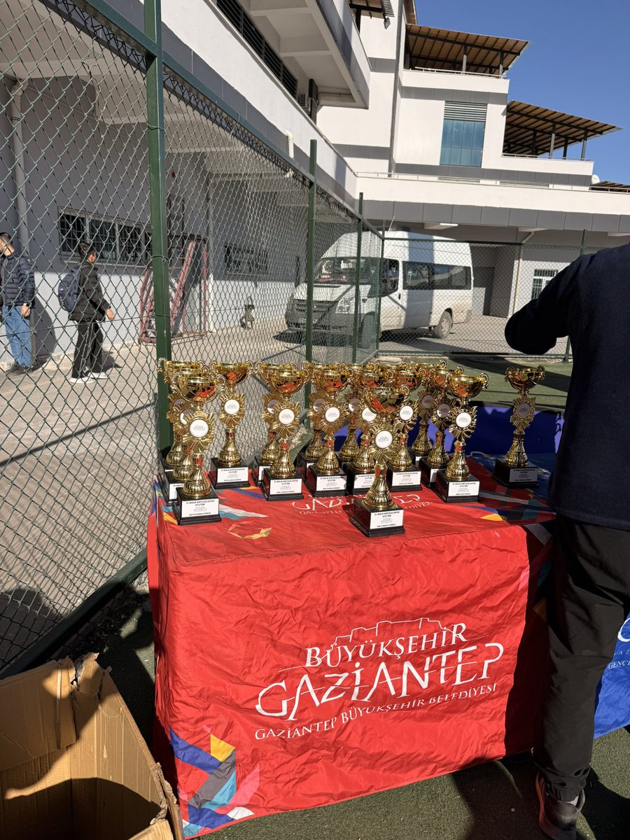 harunesen27's tweet photo. 🇹🇷Gaziantep’imizin Kurtuluş Koşusu kapsamında Atletizm Etkinliği başarıyla düzenlenmiştir. 🏆🥇🥈🥉
Şehrimizin kurtuluş ruhunu sporla buluşturan bu anlamlı organizasyon, gençlerimizin ve sporcularımızın yoğun katılımıyla coşku içinde gerçekleşmiştir.

Kurtuluş Kupası için;🏆
başta Gaziantep Valimiz Sn Kemal Çeber, 
Büyükşehir Belediye Başkanımız Sn Fatma Şahin,
İl Milli Eğitim Müdürümüz Sn Önder Arpacı ve Gençlik Spor İl Müdürümüz Sn Numan Nafiz Şahin
olmak üzere emeği geçen tüm paydaşlarımıza gönülden teşekkür ederiz.

Bu değerli etkinliğin, Gaziantep’te spor kültürünün güçlenmesine ve kurtuluş bilincinin yeni nesillere aktarılmasına katkı sunmasını temenni ederiz. ✨✨⚡️⚡️🇹🇷

@FatmaSahin @BBozgeyik_27 @kemalcebervali @Numannafizsahin @gantepvaliligi @mustafaozdaldr @GbbGenclikSpor  @Dr_Onderarpaci 

#sporşehrigaziantep #gaziantepinkurtuluşu #25aralıkgaziantepinkurtuluşu #25aralık1921 

🇹🇷Kurtuluş Tarihimiz;
17 Aralık 1918 tarihinde İngilizler Antep’e girer. Bir yıl süren bu işgale Fransızlar tepki göstermiş, 1918 Eylül´ünde yapılan İngilizlerin Musul üzerindeki “Nezaret Hakkı”ndan vazgeçmeleri ile önce Suriye daha sonra Antep, Urfa ve Maraş boşaltılmıştır. Bunun ardından Fransızlar 29 Ekim 1919´da Kilis´i, 5 Kasım 1919´da Antep´i işgal etti. 1920 yılının başında ise ünlü Antep Savunması başlamış oldu. 1 Nisan 1920´de başlayan Gaziantep savunması 11 ay sürdükten sonra açlık yüzünden sona erdi. Savunma süresince Fransızlar şehre 70 bin mermi atmış, 6 bin 317 Antepli şehit olmuştur.

Bu olağanüstü savunma sonunda Türkiye Büyük Millet Meclisi (TBMM) 6 Şubat 1921 tarihli toplantısında Antep´e “Gazi” unvanını vermiştir. 15 Mart 1921 tarihinde Londra´da Türk Dışişleri Bakanı ve Fransız delegasyonu Antep, Adana ve çevrelerinin Türklere geri verilmesi hususunda mutabakat sağlamıştır. Nitekim bu antlaşma Ankara Antlaşması ile son şeklini almış ve 25 Aralık 1921´de son Fransız askeri Antep´ten ayrılmıştır.
Her yıl 25 Aralık Antep’in kurtuluş günü olarak kutlanmaktadır.