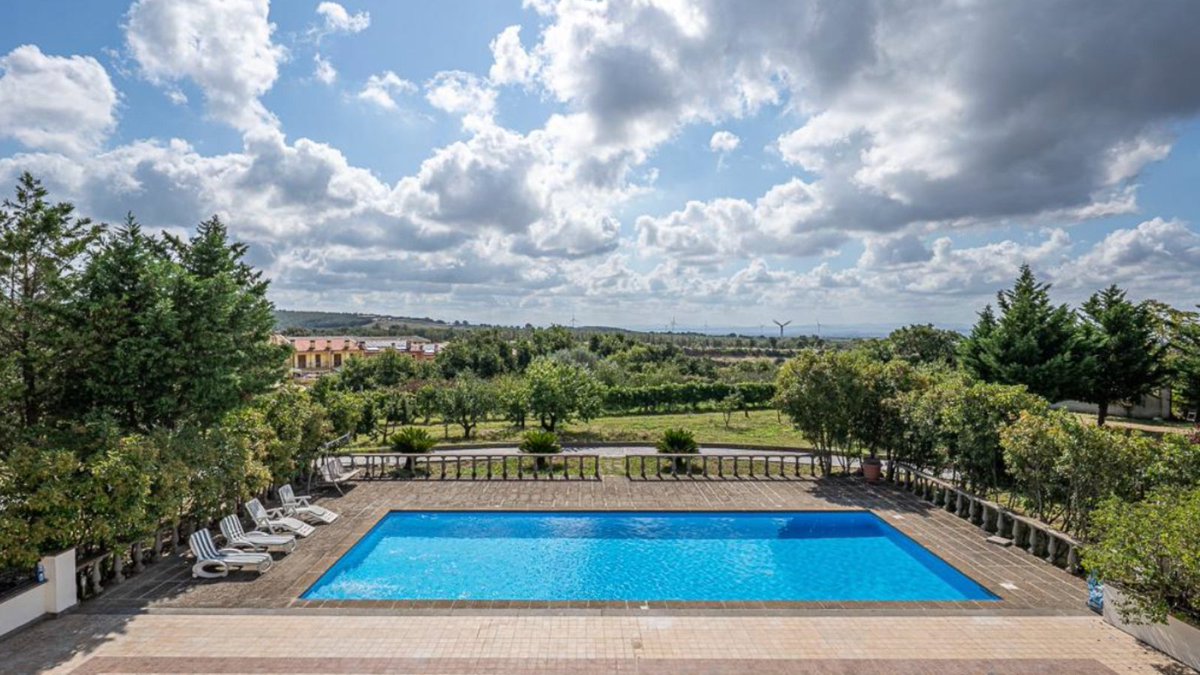Rellox's tweet photo. ✨Luxusní vila v italském Canino✨

🏡Pozemek 10 000 m² se soukromým parkem
💦Bazén obklopený zelení
🛌7 ložnic, 7 koupelen a samostatný apartmán
🌅Panoramatické terasy s výhledem do přírody
🔥Stylové interiéry s krbem, prostornou kuchyní a jídelnou

Více: https://t.co/dw18b2oC9N https://t.co/JHRu4TgqBB