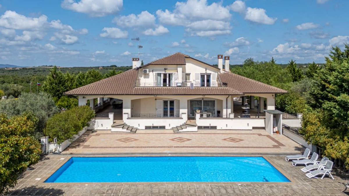 Rellox's tweet photo. ✨Luxusní vila v italském Canino✨

🏡Pozemek 10 000 m² se soukromým parkem
💦Bazén obklopený zelení
🛌7 ložnic, 7 koupelen a samostatný apartmán
🌅Panoramatické terasy s výhledem do přírody
🔥Stylové interiéry s krbem, prostornou kuchyní a jídelnou

Více: https://t.co/dw18b2oC9N https://t.co/JHRu4TgqBB