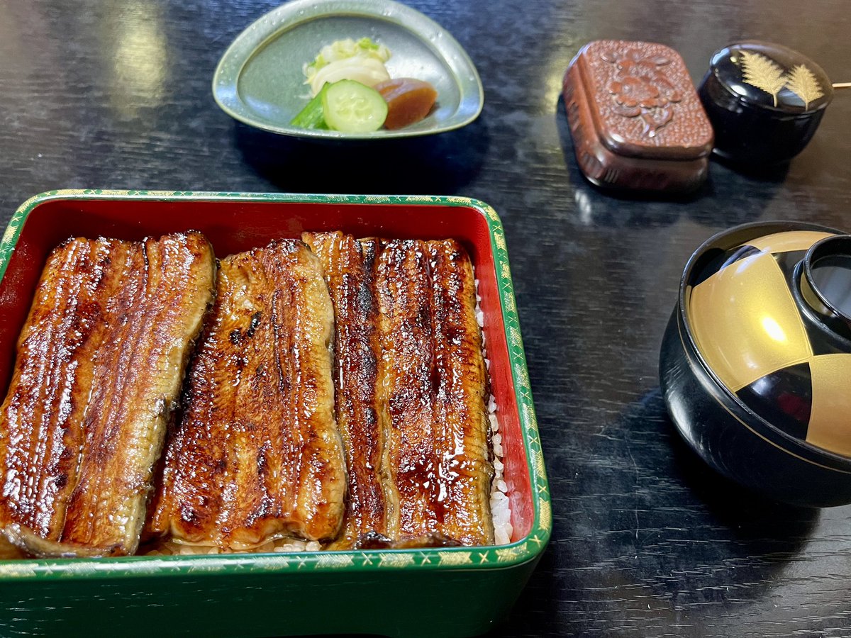 511mC's tweet photo. 子供の頃、亡き父に手を引かれ　盆暮れの挨拶まわりの帰りに寄っていたお店

変わらぬ店‼️
変わらぬ味‼️
変わりすぎた値段⁉️

しかーし！
完璧だ‼️最高だ‼️蒲焼きバンザーイ🎉
バンザーイ🎉バンザーイ🎉 https://t.co/5uPE7U8XE4