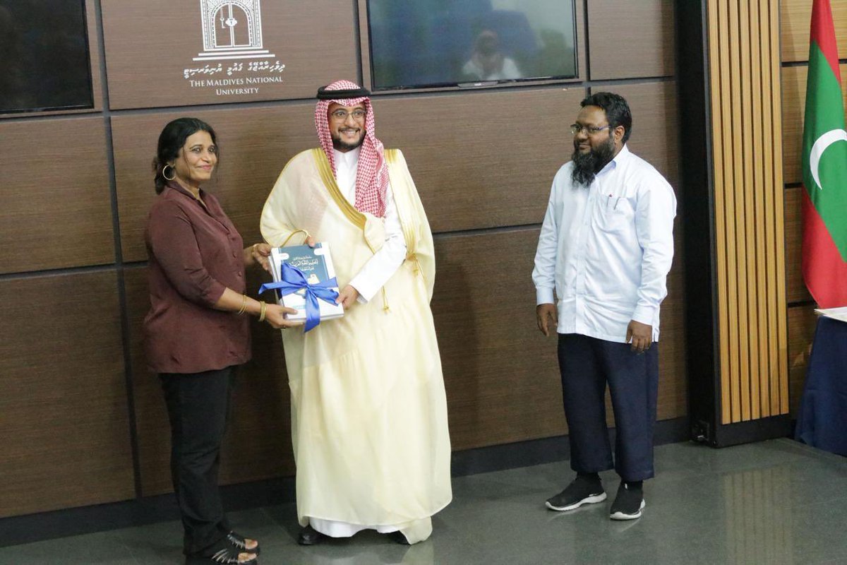 KSAembassyMV's tweet photo. كما دشنت السفارة بالتعاون مع الجامعة  برنامج فعاليات مصاحبة لهذا الاحتفال تمثلت في تسليم جوائز للمتسابقين ، وإهداء كتب عن اللغة العربية مقدمة من معهد العلوم الإسلامية والعربية لجامعة المالديف الوطنية ، وإقامة ندوة مشتركة بين المعهد والبعثة التعليمية للمملكة في المالديف ، ومعرضاً مصاحب أقيم في ساحة الجامعة ، حضر الاحتفال سفراء وممثلي بعثات الدول الشقيقة والصديقة ومسؤولين في قطاع التعليم وأكاديميين وطلاب والمهتمين باللغة العربية ودراساتها في المالديف.
#اليوم_العالمي_للغة_العربية 
#نفخر_بها
