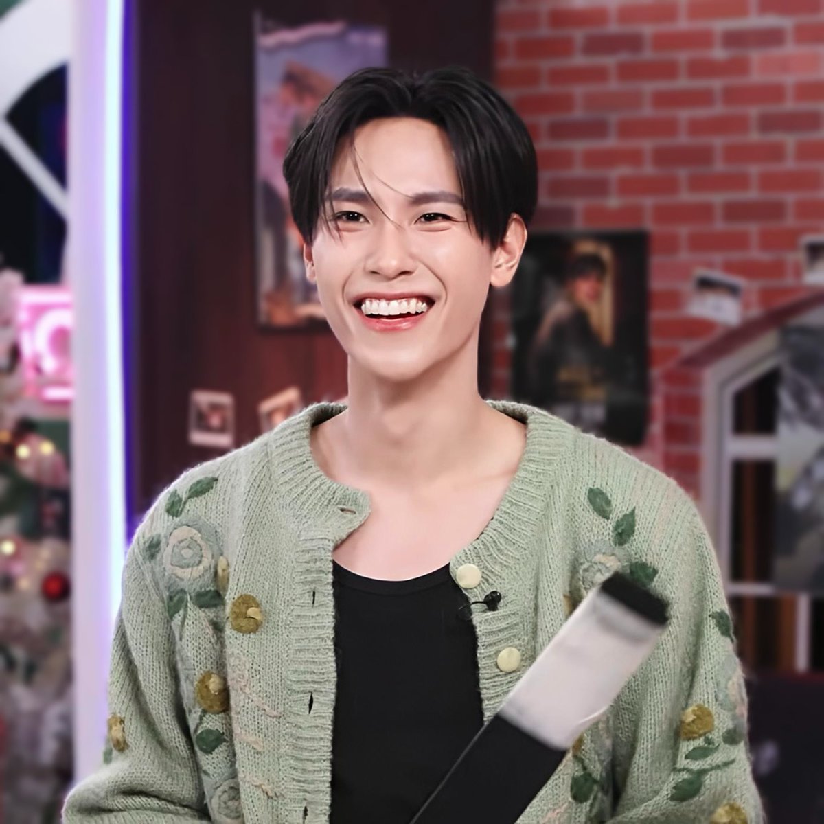 17Febking's tweet photo. ช่วงคนหล่ออวดลูก ✨🤏

HOST JUNIOR x LIVEHOUSE
#GMMTVLiveHouse 
⋅♡ ₊ ૮₍ • ᴥ • ₎ა  #junniorrs 🌞⋅♡ ₊
˚ ૮˃̵֊ ˂̵ ა｡˚⋆🌟 #จูเนียร์ปณชัย  💫⋆｡˚ ☽ https://t.co/Q4icSYZ6wL