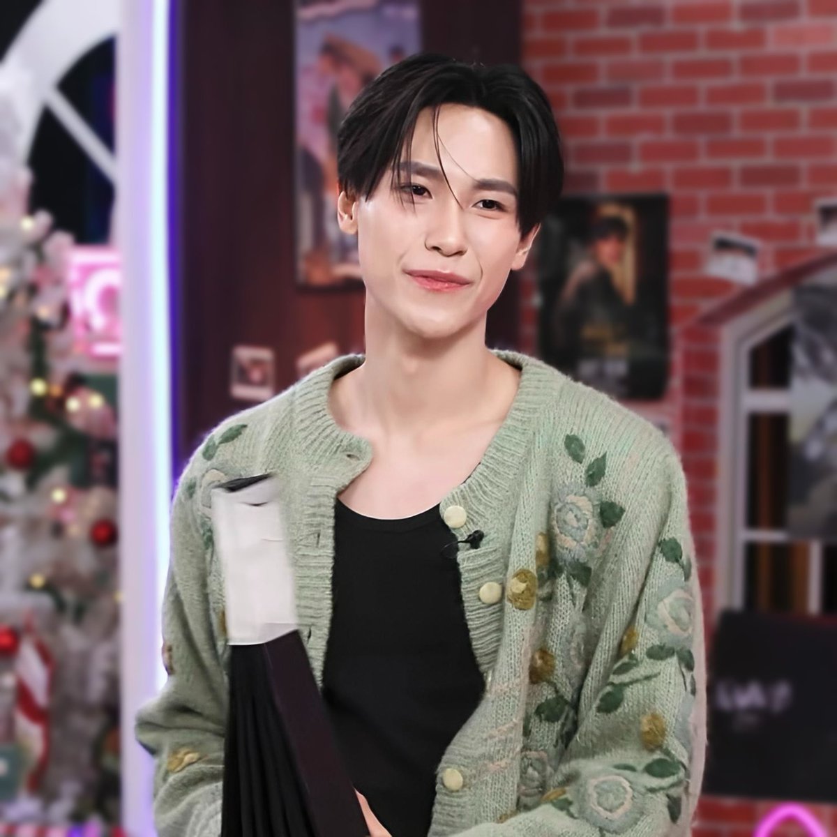 17Febking's tweet photo. ช่วงคนหล่ออวดลูก ✨🤏

HOST JUNIOR x LIVEHOUSE
#GMMTVLiveHouse 
⋅♡ ₊ ૮₍ • ᴥ • ₎ა  #junniorrs 🌞⋅♡ ₊
˚ ૮˃̵֊ ˂̵ ა｡˚⋆🌟 #จูเนียร์ปณชัย  💫⋆｡˚ ☽ https://t.co/Q4icSYZ6wL