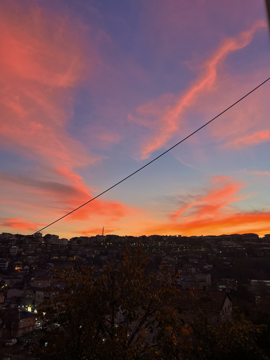 evimin penceresinin bana bu saatlerde sunduğu görsel şölene bayılıyorum.