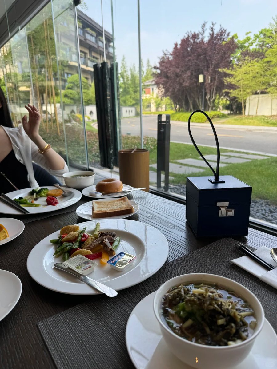 BeardStepop's tweet image. The view outside is beautiful, and with these delicious dishes, it’s the perfect moment.