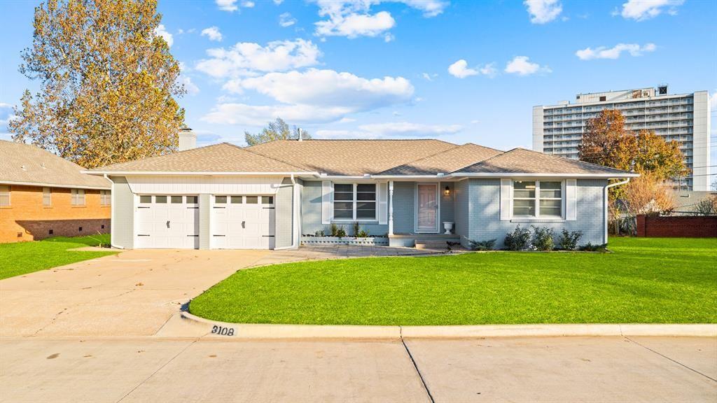 WyattPoindexter's tweet image. Stunningly renovated OKC home w/ brand-new HVAC/water heater! Features a gourmet kitchen with quartz counters and Bosch double ovens. 2 living areas and an oversized backyard. Move-in ready.

Listed by Wayne Kirby – The Agency Oklahoma #OKC #Renovated #3108NW61stST