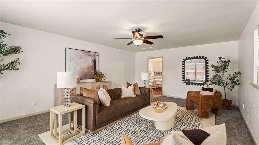 WyattPoindexter's tweet image. Stunningly renovated OKC home w/ brand-new HVAC/water heater! Features a gourmet kitchen with quartz counters and Bosch double ovens. 2 living areas and an oversized backyard. Move-in ready.

Listed by Wayne Kirby – The Agency Oklahoma #OKC #Renovated #3108NW61stST