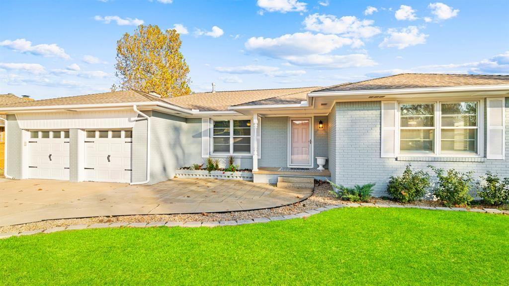 WyattPoindexter's tweet image. Stunningly renovated OKC home w/ brand-new HVAC/water heater! Features a gourmet kitchen with quartz counters and Bosch double ovens. 2 living areas and an oversized backyard. Move-in ready.

Listed by Wayne Kirby – The Agency Oklahoma #OKC #Renovated #3108NW61stST