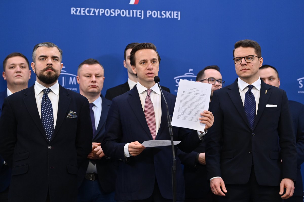 Wejście w życie umowy z Mercosur pozbawi nas części produkcji rolnej, a co za tym idzie suwerenności żywnościowej, oraz doprowadzi do zalania rynku produktami niespełniającymi norm jakościowych.

Rząd Donalda Tuska zawiódł na polu obrony rolnictwa przed tą katastrofą. Inne