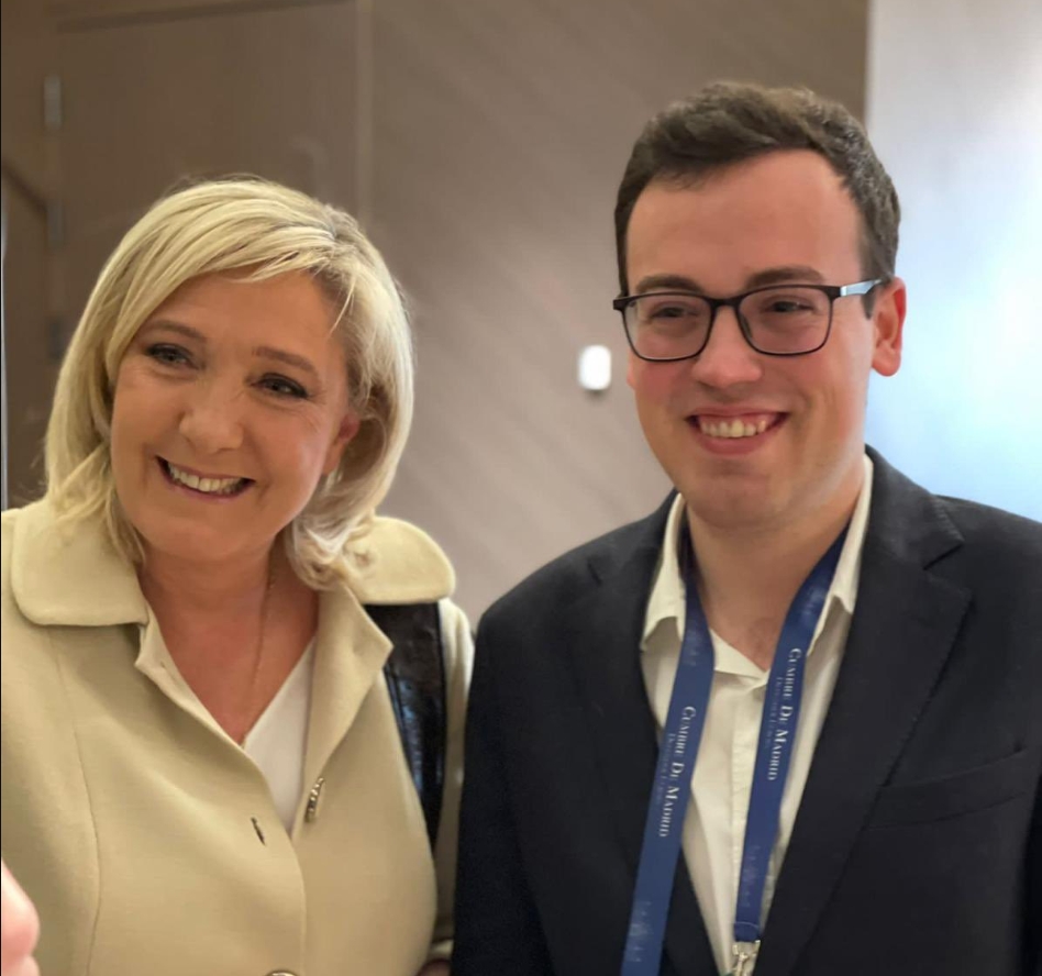 FonsiLoaiza's tweet image. El ultraderechista Javi Esteban era el jefe de redes de VOX y mano derecha de Santi Abascal. Decía que las personas homosexuales no estaban seguras por "los moros". Él ha sido denunciado por presunto acoso sexual a un menor de edad.