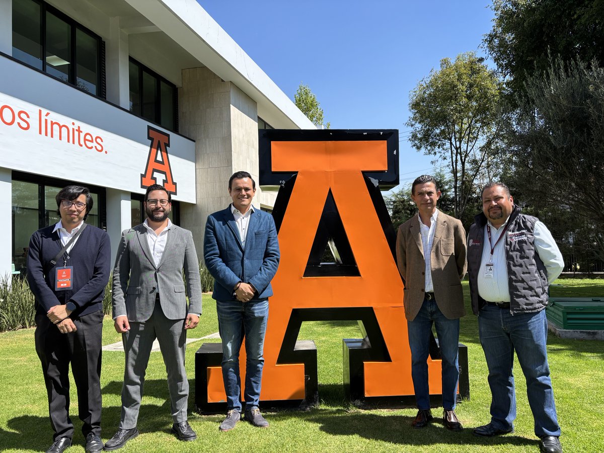 UAnahuacPuebla's tweet photo. 📊 Alumnos de Economía de la Universidad Anáhuac Puebla presentaron soluciones innovadoras para mitigar la pobreza en el Concurso de Consultoría en Política Económica 2025.

En esta edición, contamos con la Secretaría de Bienestar del Estado de Puebla como aliado estratégico, quien planteó el reto central: diseñar propuestas para enfrentar la pobreza multidimensional en la entidad.
Los tres equipos participantes asumieron el papel de consultores profesionales y expusieron directamente sus diagnósticos, análisis y recomendaciones ante funcionarios estatales, una experiencia que mezcló rigor técnico, creatividad y sensibilidad social.

Con iniciativas así, la Licenciatura en Economía reafirma su compromiso con formar economistas capaces de responder a los desafíos reales del país, alineados con la excelencia académica y un liderazgo que transforma.