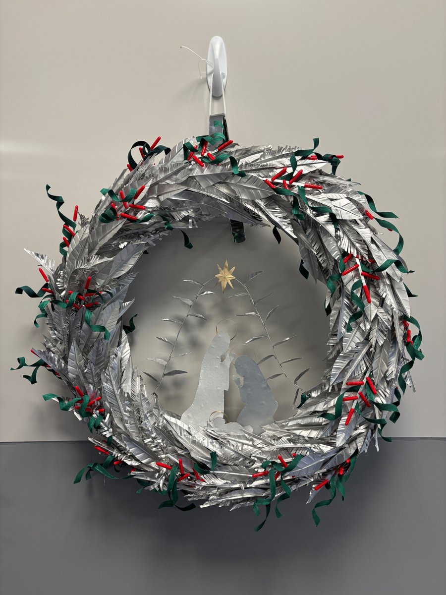 svuh's tweet photo. From suture packs to seasonal wreaths 🎄
Our Operating Theatre teams turned recyclable theatre materials into beautiful Christmas wreaths - created in their own time, with creativity, care &amp; teamwork at the heart of it. Well done to all involved! #SVUH #ChristmasAtWork https://t.co/BQTnHchH9c