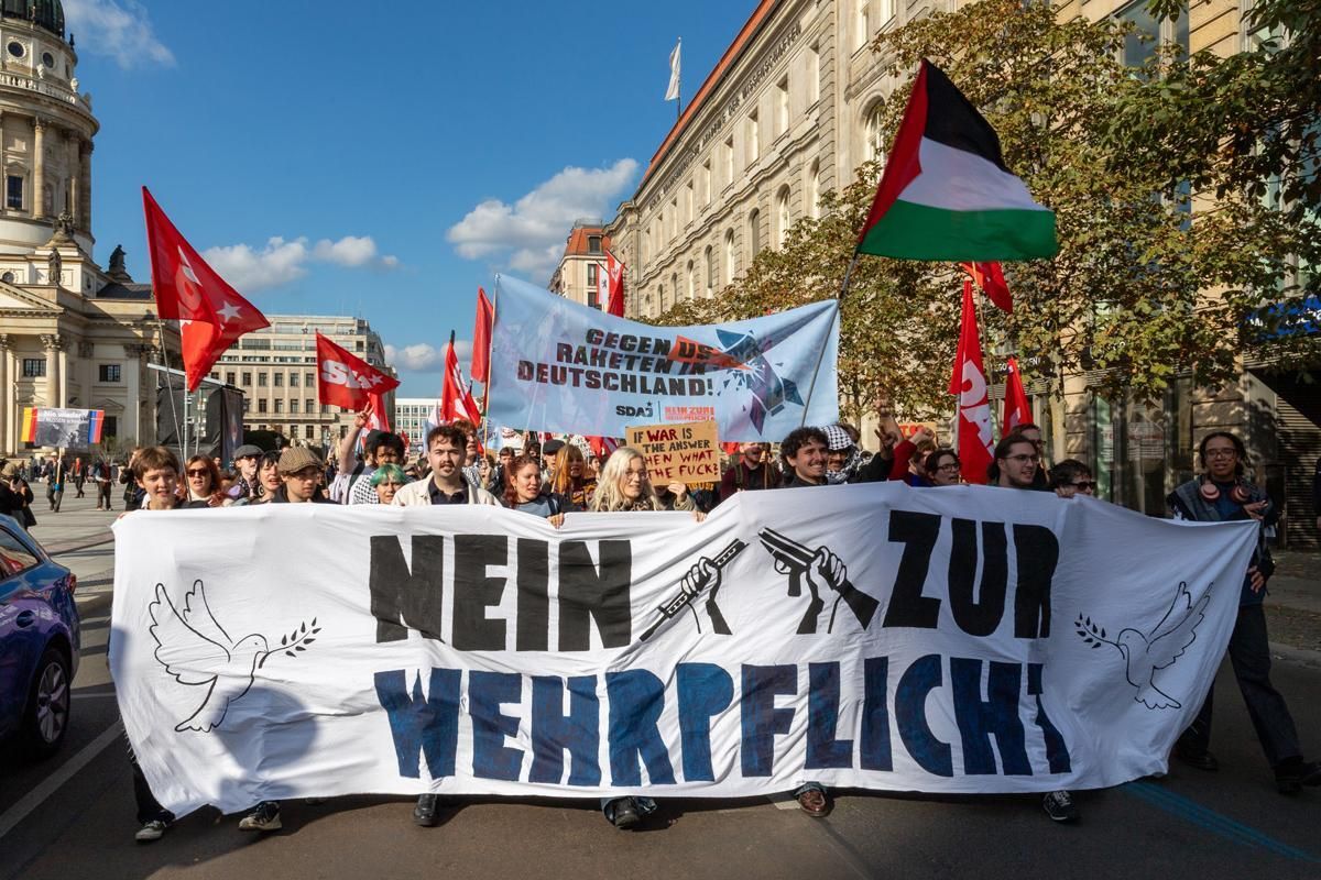 UnsereZeit_UZ's tweet image. Schon wird’s ernst: Die EU will „Friedenstruppen“ in die #Ukraine schicken. Passend dazu soll am Freitag im #Bundesrat die #Wehrpflicht beschlossen werden. Sagt Nein!  buff.ly/oftIXRZ

Foto: redpicture