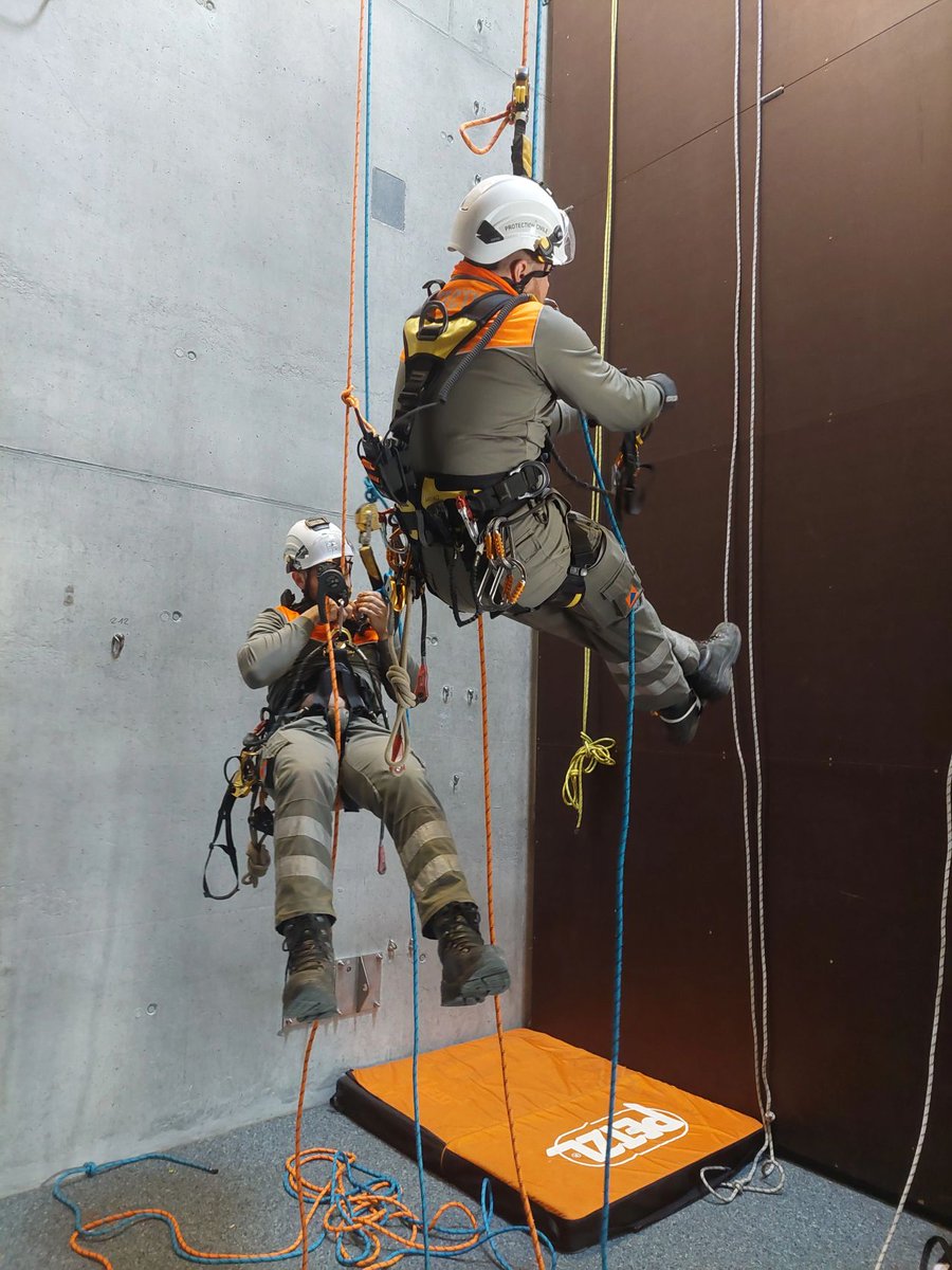 PCiVD's tweet image. 🧗🏼‍♂️Une belle manière de terminer l'année pour ces spécialistes professionnels et de milice qui ont réussi la certification I.T.R.A niveau 2.

Félicitations à eux! Leurs compétences et leur motivation sont essentielles aux missions de sauvetage de la Protection civile vaudoise🔸